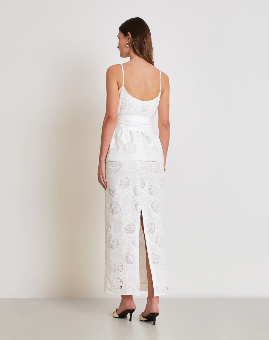 O Vestido Longo Fiance é confeccionado em cambraia bordada, um tecido leve, fresco e de toque macio que proporciona conforto e elegância em cada detalhe.