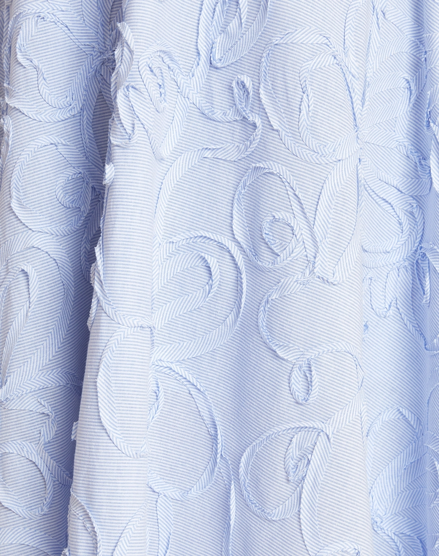 O Vestido Midi Almare é confeccionado em cambraia, tecido que oferece excelente respirabilidade, toque suave e caimento estruturado, garantindo conforto durante todo o dia.<br/>