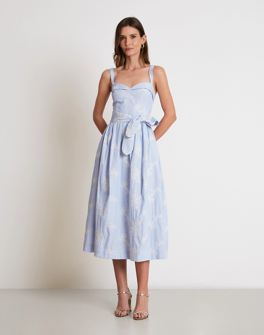 O Vestido Midi Philo é confeccionado em algodão bordado, um tecido leve, respirável e de toque macio, que une conforto e elegância. 

<BR/>