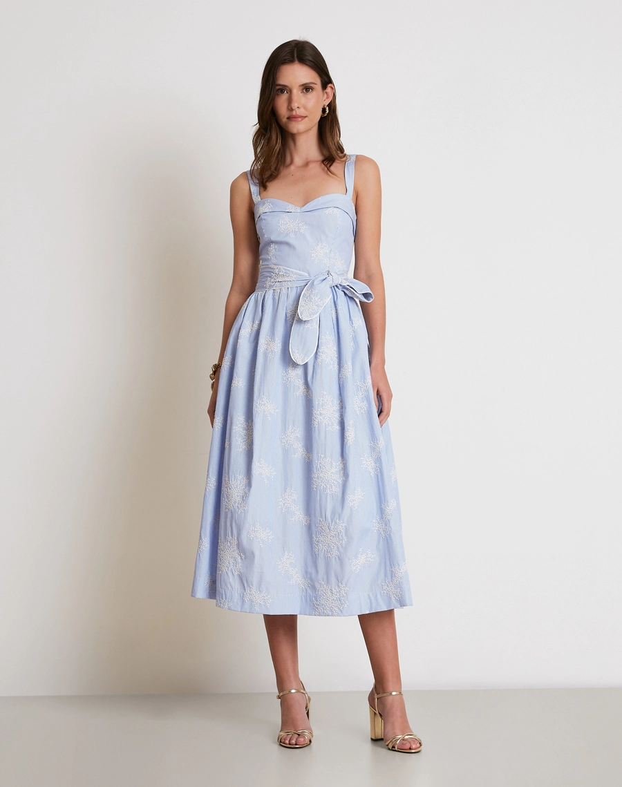 O Vestido Midi Philo é confeccionado em algodão bordado, um tecido leve, respirável e de toque macio, que une conforto e elegância. 

<BR/>