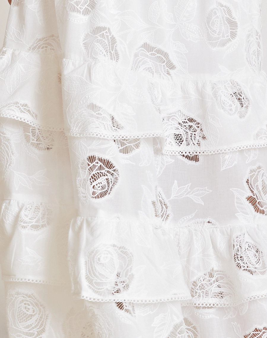 O Vestido Longo Rose é confeccionado em Cambraia bordada, tecido com toque suave, excelente respirabilidade e caimento fluido, proporcionando conforto e elegância em qualquer ocasião.<br/>

