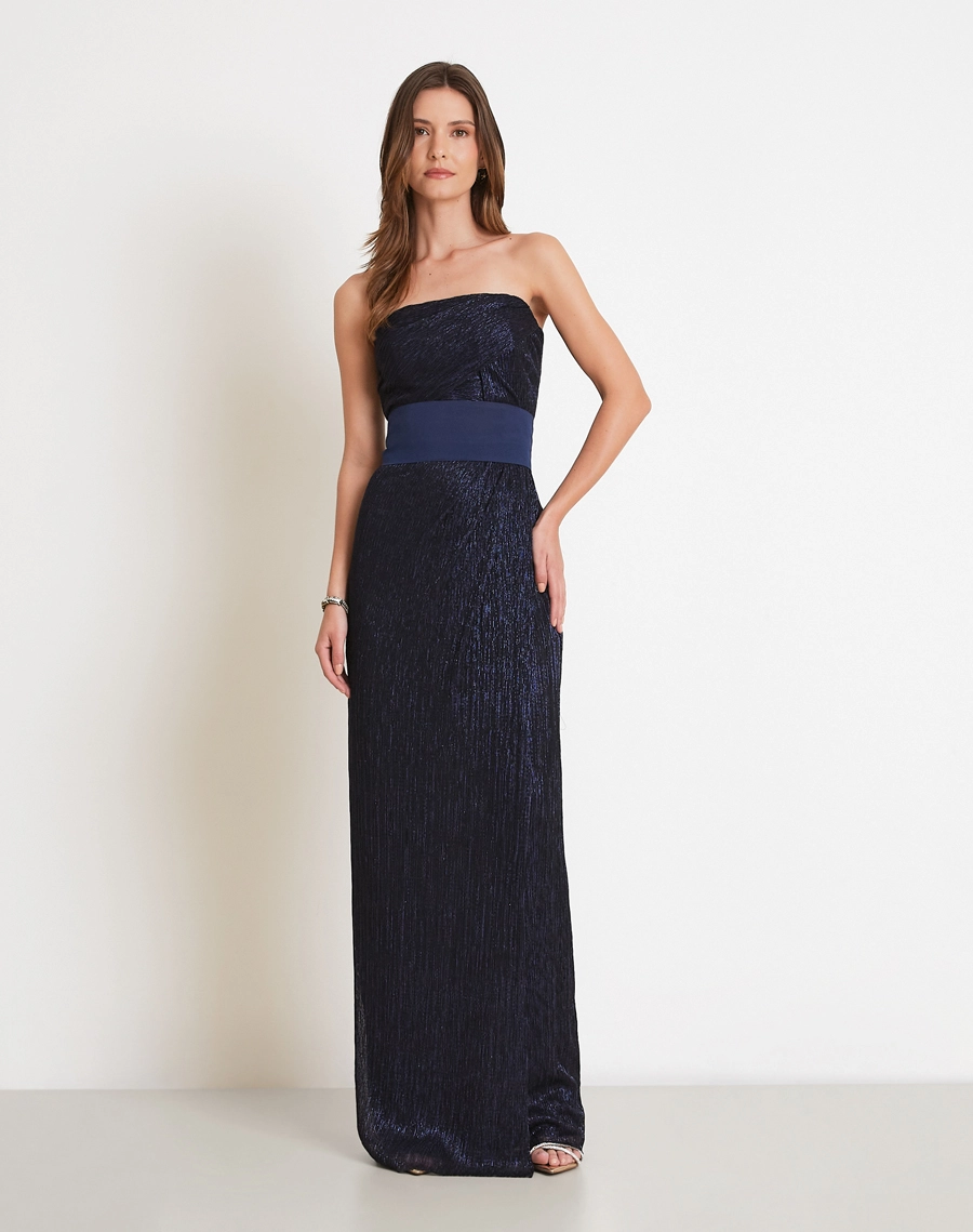 O Vestido Longo Alcione é confeccionado em malha plissada com lurex, tecido de toque macio, elasticidade e caimento impecável.