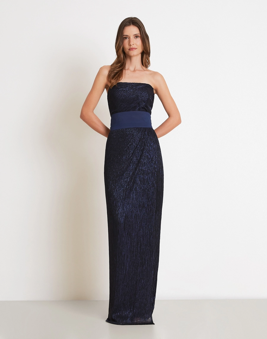 O Vestido Longo Alcione é confeccionado em malha plissada com lurex, tecido de toque macio, elasticidade e caimento impecável.
