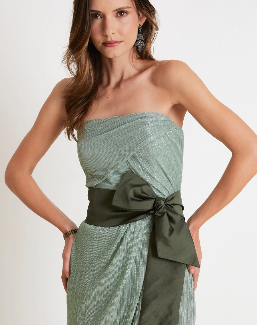 O Vestido Longo Alcione é confeccionado em malha plissada com lurex, tecido de toque macio, elasticidade e caimento impecável.