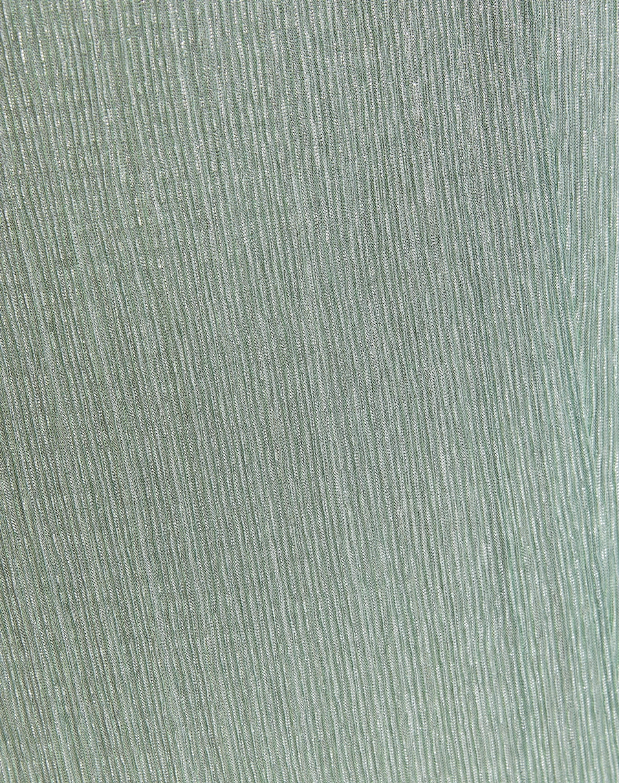 O Vestido Longo Alcione é confeccionado em malha plissada com lurex, tecido de toque macio, elasticidade e caimento impecável.