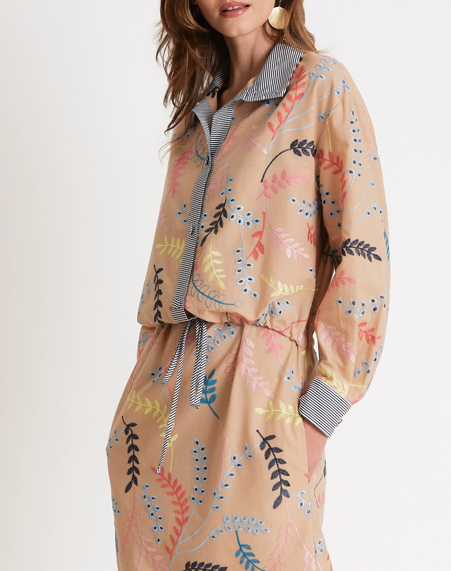 A Chemise Marcy é confeccionada em laise, tecido que combina leveza, frescor e um toque delicado. <br/>

