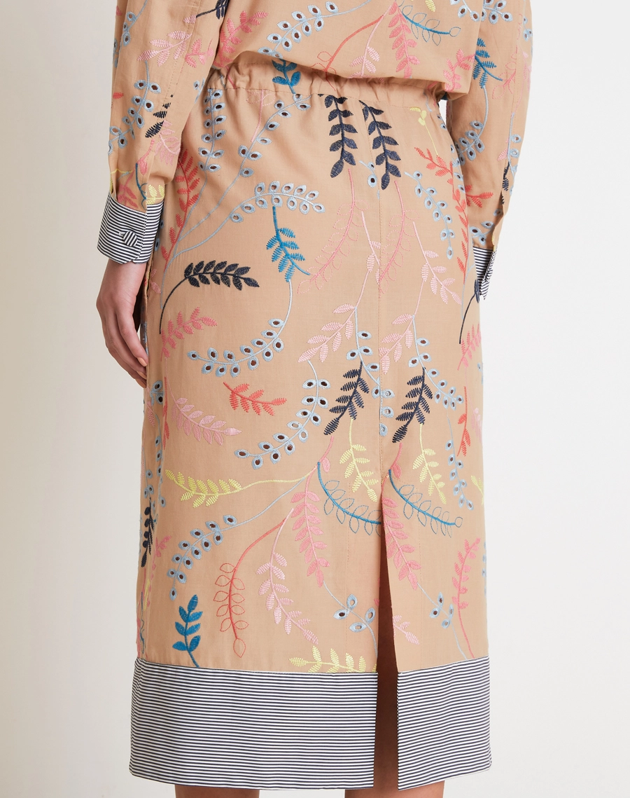 A Chemise Marcy é confeccionada em laise, tecido que combina leveza, frescor e um toque delicado. <br/>

