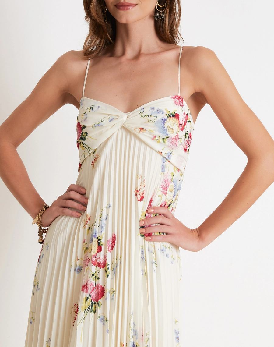 O Vestido Longo Primavera é confeccionado em crepinho estampado, um tecido leve, fluido e de toque macio, que proporciona excelente caimento e conforto.