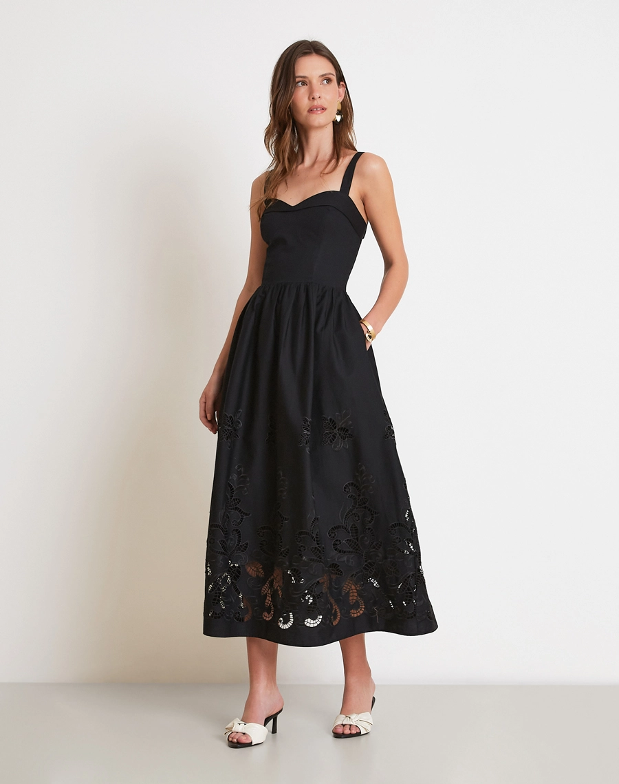 O Vestido Midi Andreza é confeccionado em Laise, um tecido leve e sofisticado, conhecido pelos delicados bordados vazados que proporcionam charme, frescor e um toque romântico à peça.<br/>