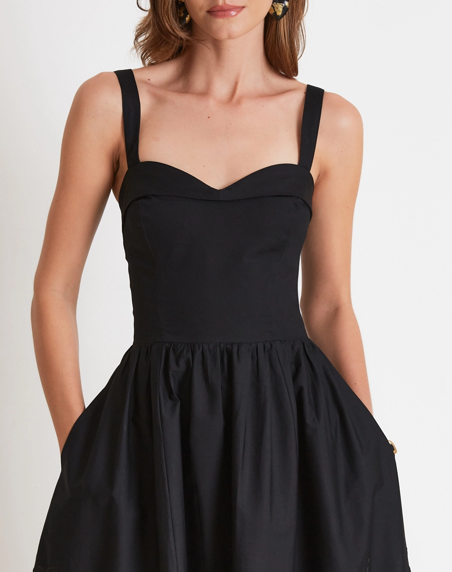 O Vestido Midi Andreza é confeccionado em Laise, um tecido leve e sofisticado, conhecido pelos delicados bordados vazados que proporcionam charme, frescor e um toque romântico à peça.<br/>