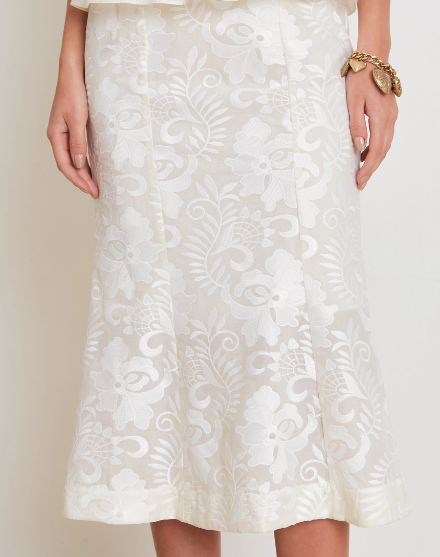 O Vestido Midi Arabesco é confeccionado em algodão bordado, um tecido leve, fresco e confortável.<br/>