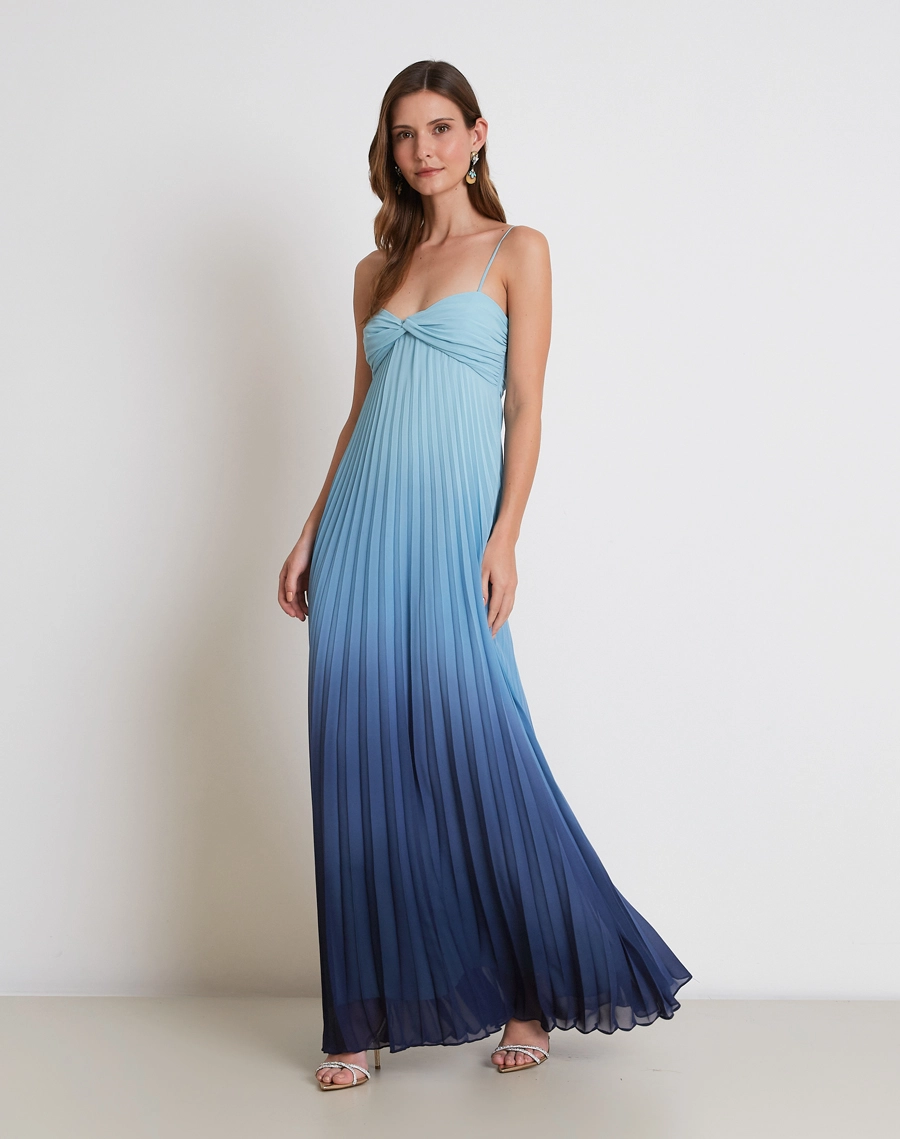 O Vestido Longo Leticia é confeccionado em chiffon degradê, o vestido combina transparência sutil, movimento e um elegante efeito de transição entre tonalidades.