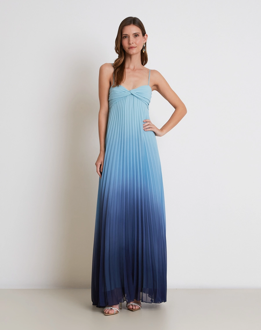 O Vestido Longo Leticia é confeccionado em chiffon degradê, o vestido combina transparência sutil, movimento e um elegante efeito de transição entre tonalidades.