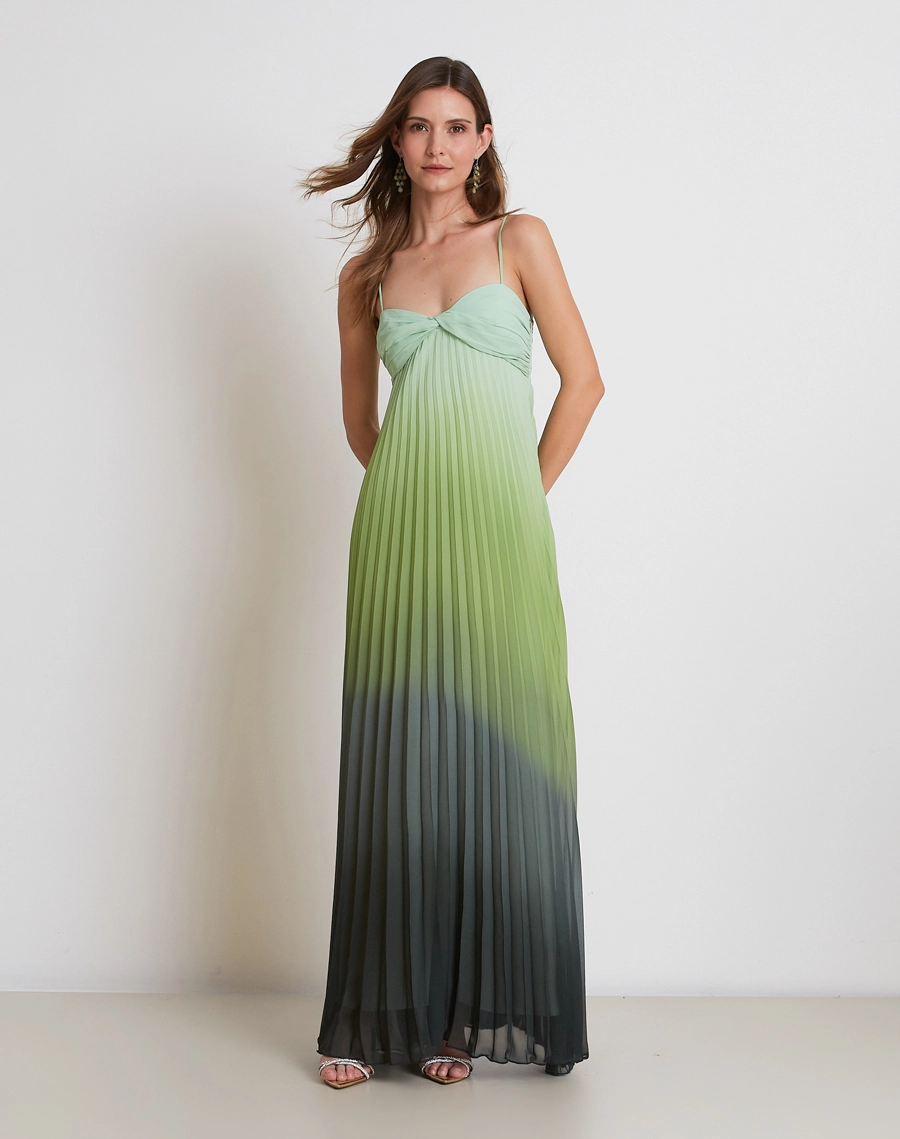O Vestido Longo Leticia é confeccionado em chiffon degradê, o vestido combina transparência sutil, movimento e um elegante efeito de transição entre tonalidades.