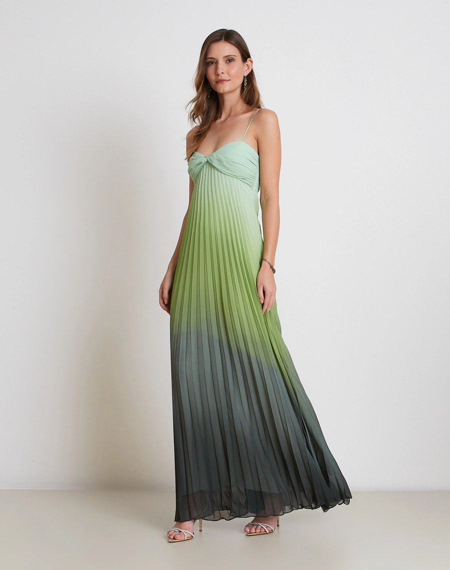 O Vestido Longo Leticia é confeccionado em chiffon degradê, o vestido combina transparência sutil, movimento e um elegante efeito de transição entre tonalidades.