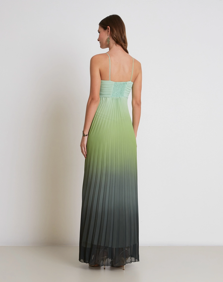 O Vestido Longo Leticia é confeccionado em chiffon degradê, o vestido combina transparência sutil, movimento e um elegante efeito de transição entre tonalidades.