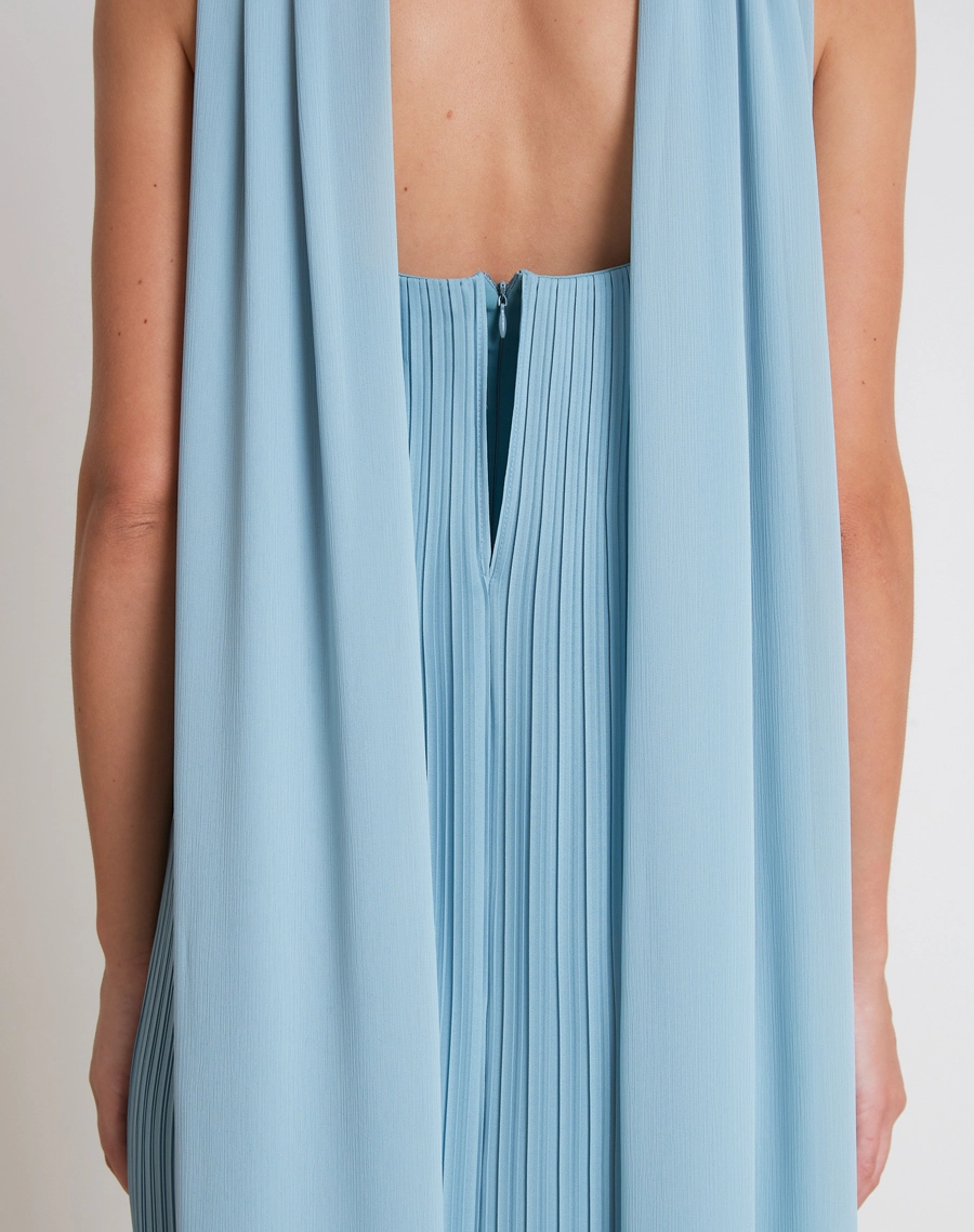 O Vestido Longo Art é confeccionado em crepinho plissado com textura delicada e caimento fluido, proporcionando leveza, movimento e um visual sofisticado.

<BR/>