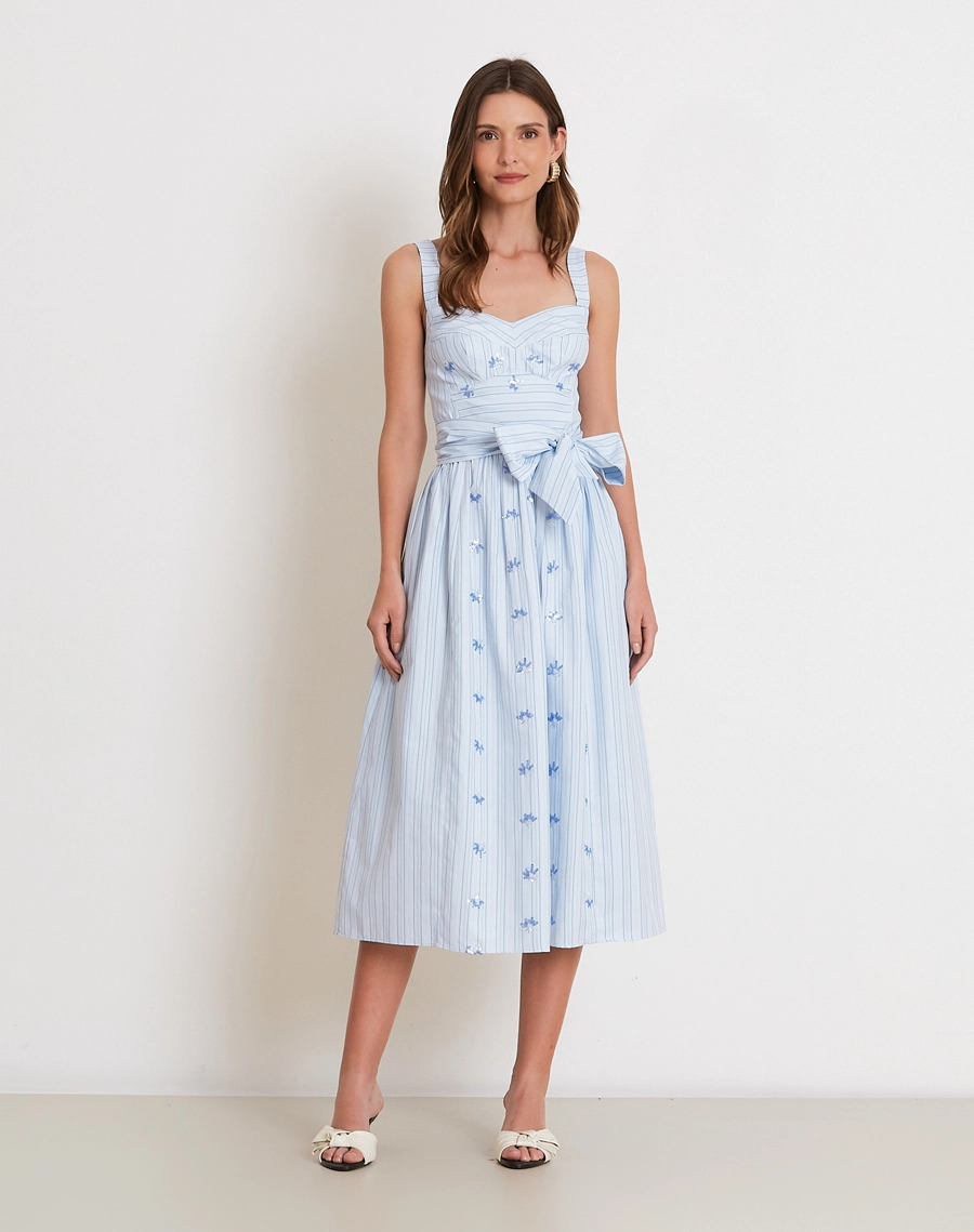 O Vestido Midi Marta é confeccionado em tricoline listrado, um tecido leve e de toque macio que proporciona excelente respirabilidade e conforto.