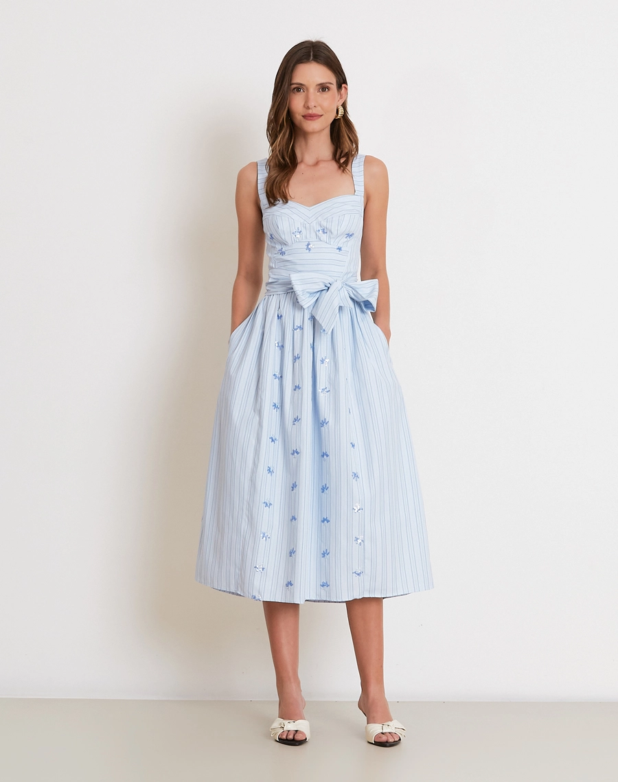 O Vestido Midi Marta é confeccionado em tricoline listrado, um tecido leve e de toque macio que proporciona excelente respirabilidade e conforto.