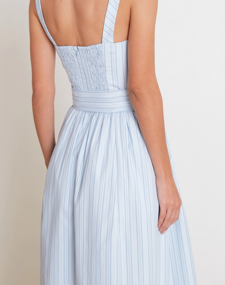 O Vestido Midi Marta é confeccionado em tricoline listrado, um tecido leve e de toque macio que proporciona excelente respirabilidade e conforto.