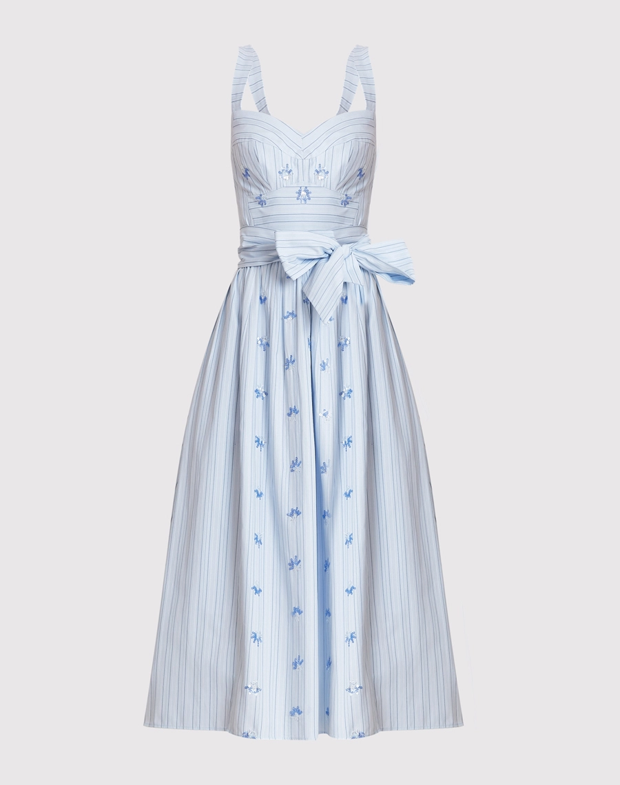 O Vestido Midi Marta é confeccionado em tricoline listrado, um tecido leve e de toque macio que proporciona excelente respirabilidade e conforto.