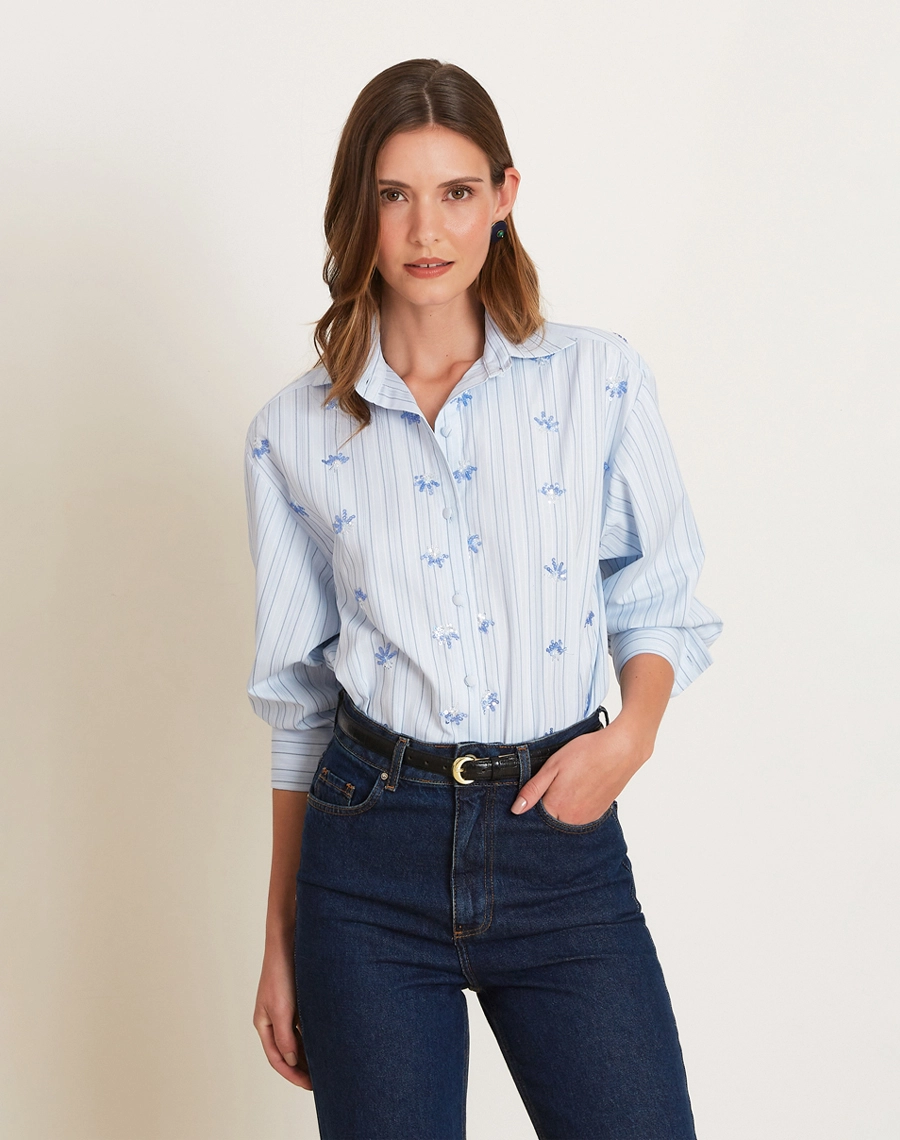A Camisa Marta é confeccionada em Tricoline Listrado, tecido leve, fresco e confortável.