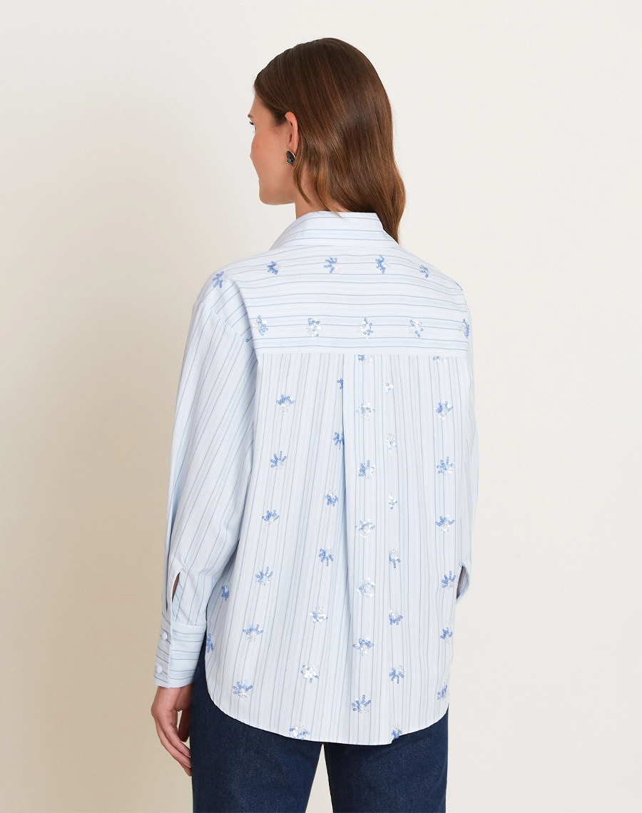 A Camisa Marta é confeccionada em Tricoline Listrado, tecido leve, fresco e confortável.