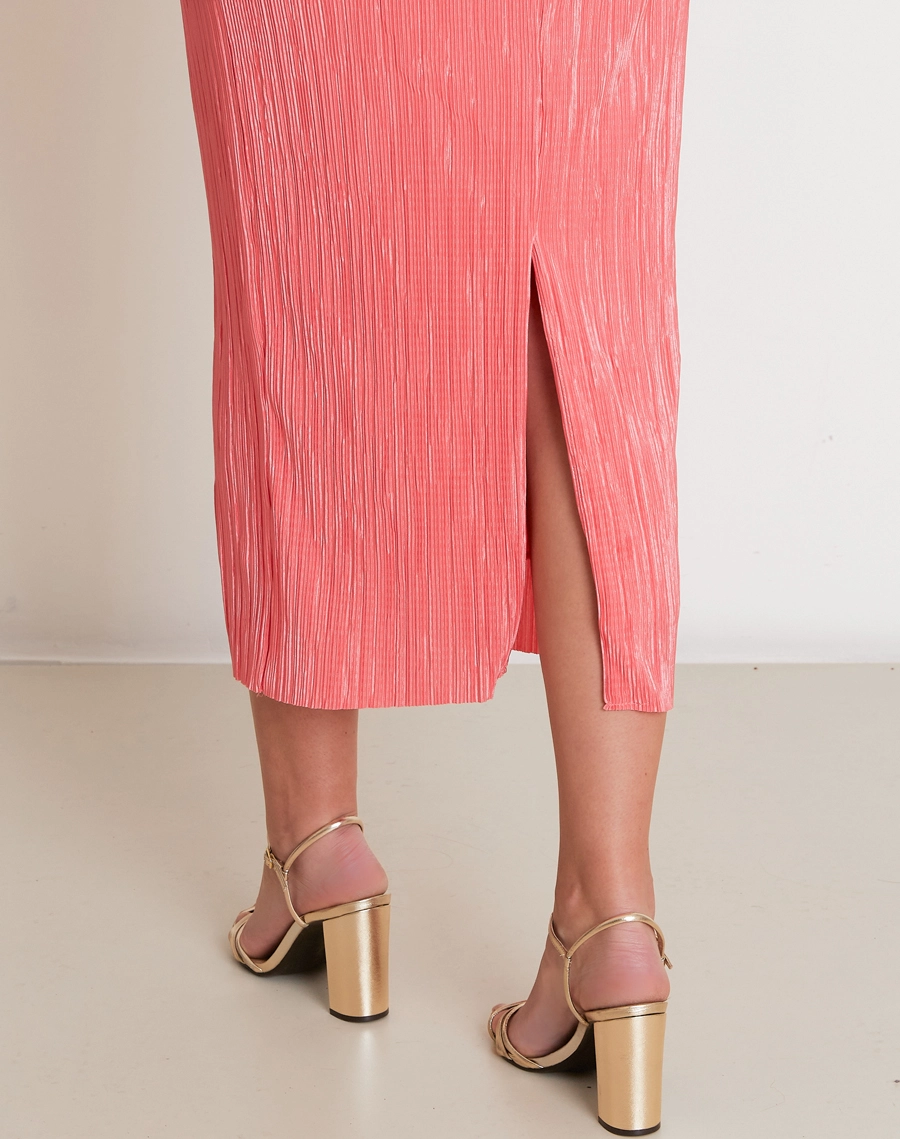 O Vestido Midi Norah é confeccionado em tecido plissado de alta elasticidade, com textura em relevo e caimento leve e fluido. 

<br/>