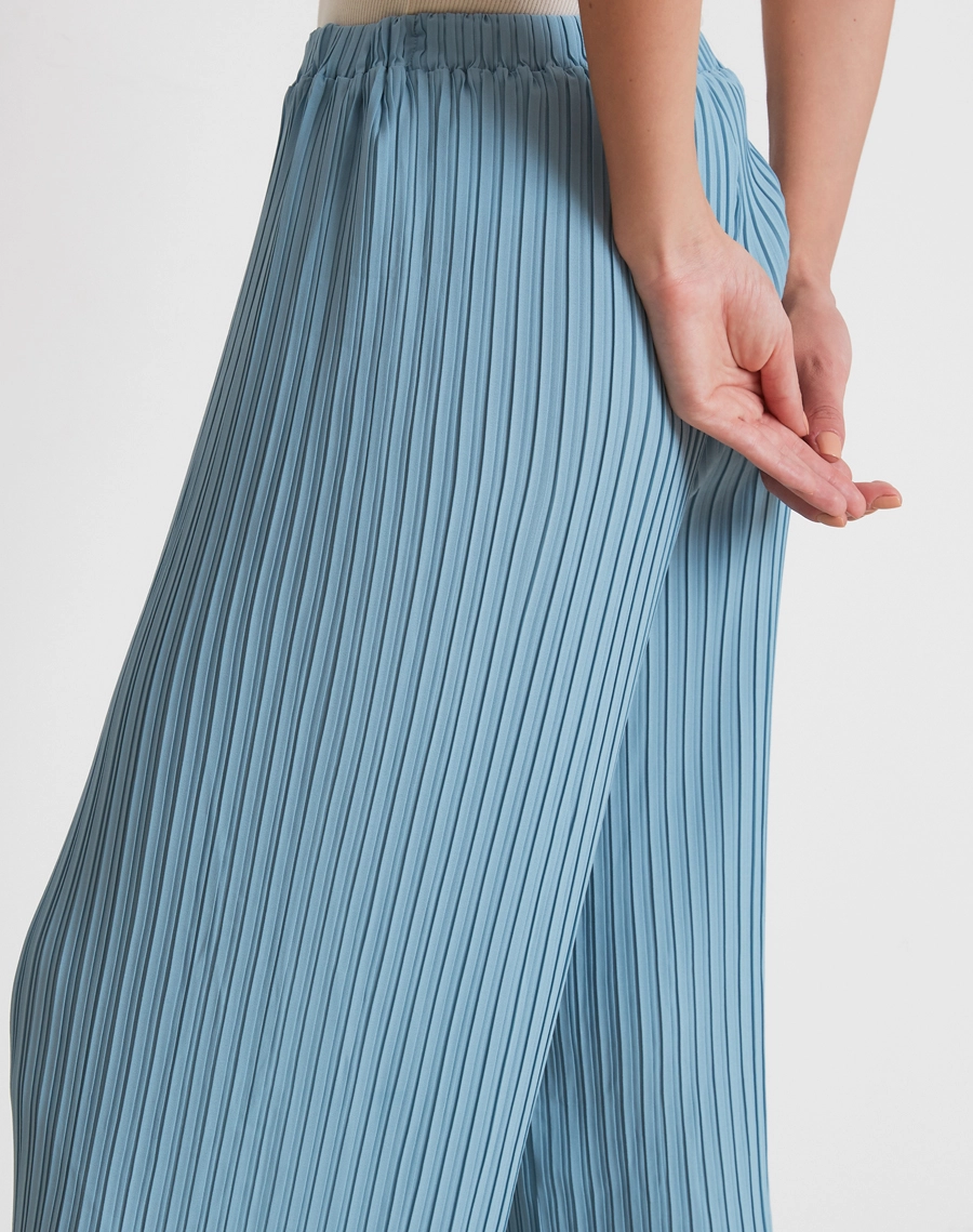 A Calça Norah é confeccionada em crepinho plissado, com toque leve e caimento fluido.