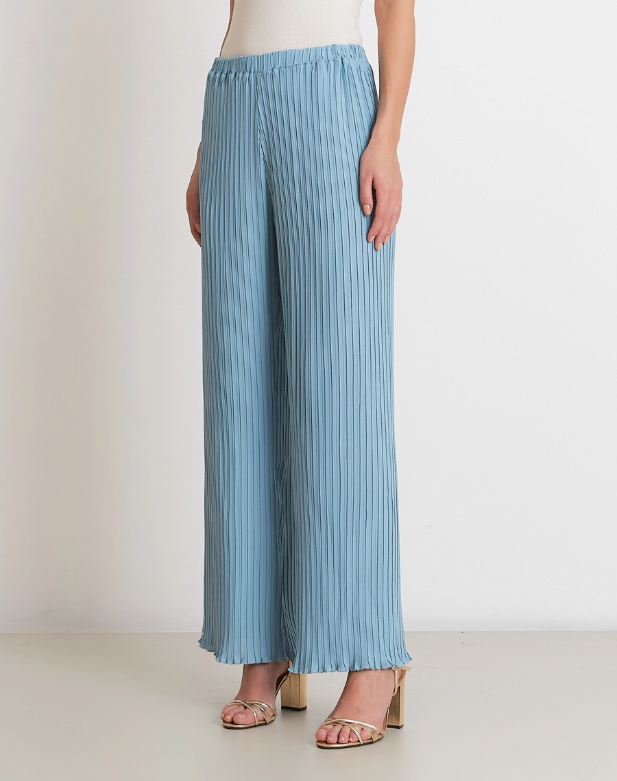 A Calça Norah é confeccionada em crepinho plissado, com toque leve e caimento fluido.