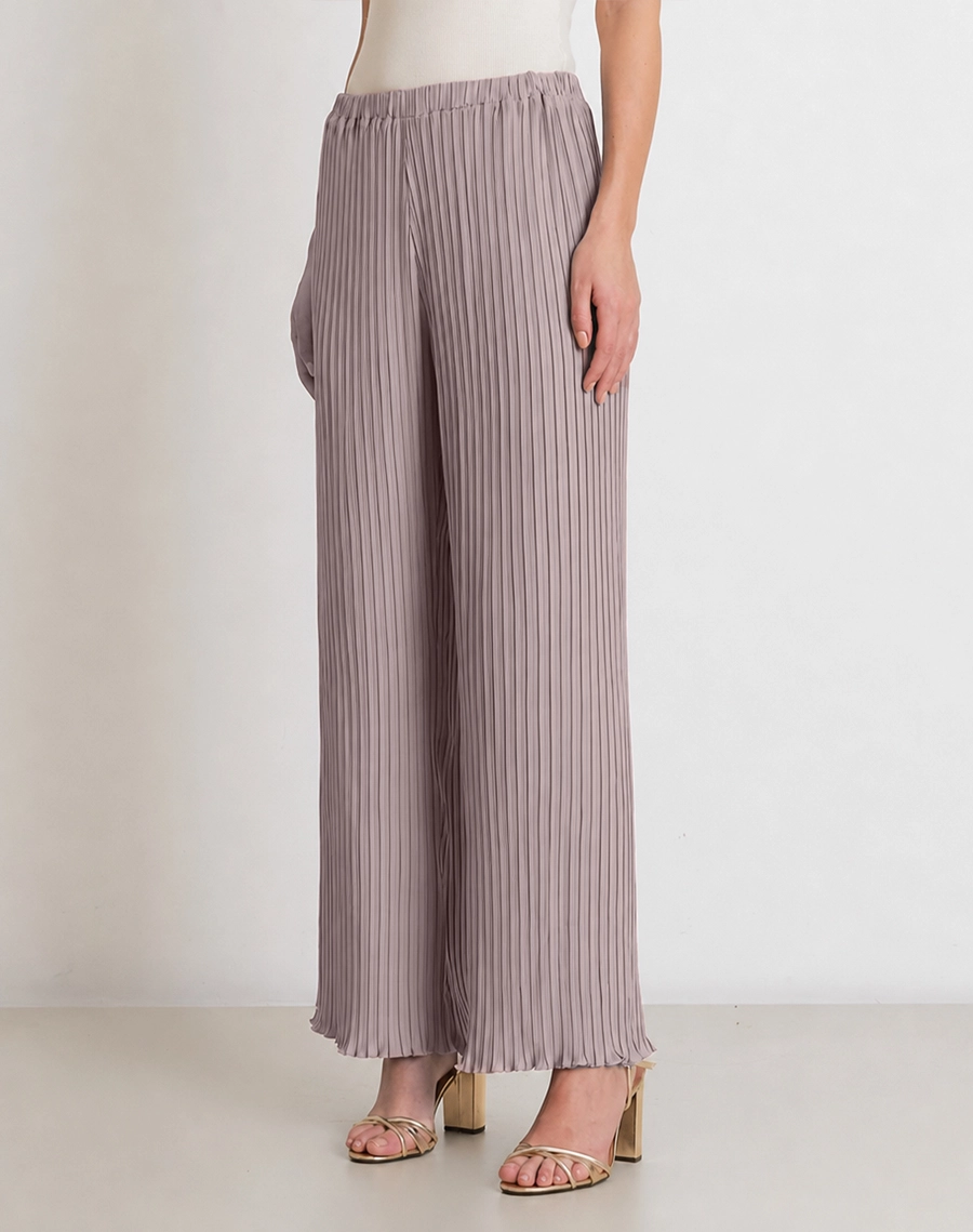 A Calça Norah é confeccionada em crepinho plissado, com toque leve e caimento fluido.