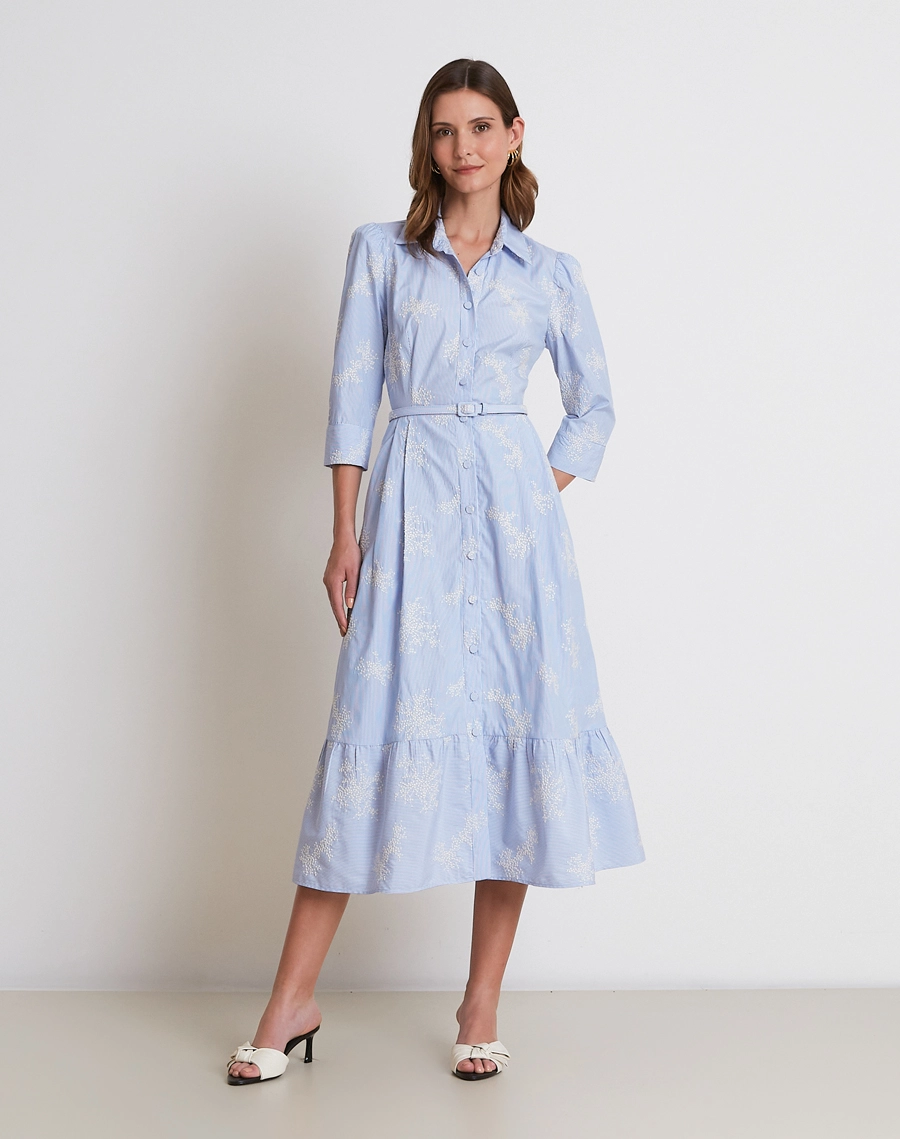 A Chemise Philo é confeccionada em algodão bordado, um tecido leve, respirável e de toque macio, que une conforto e elegância. <br/>