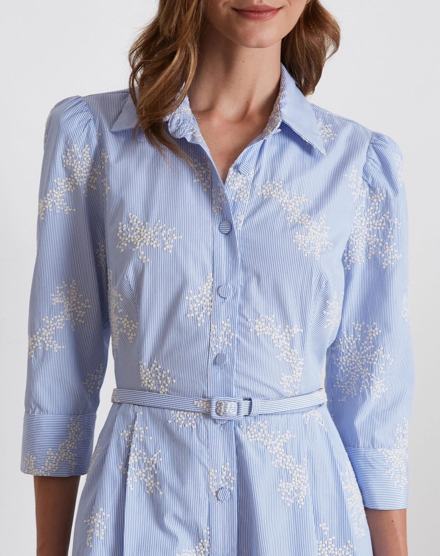A Chemise Philo é confeccionada em algodão bordado, um tecido leve, respirável e de toque macio, que une conforto e elegância. <br/>