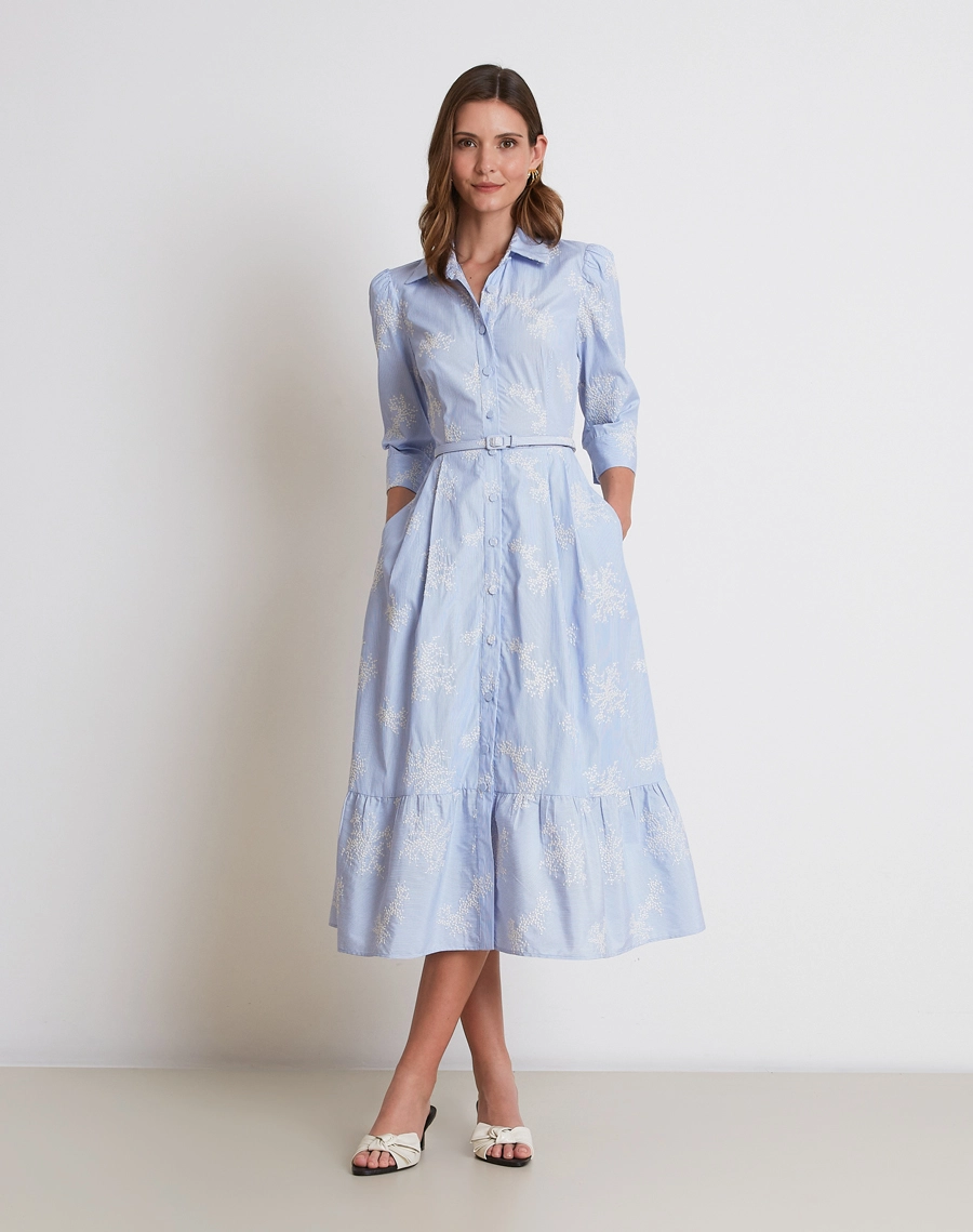 A Chemise Philo é confeccionada em algodão bordado, um tecido leve, respirável e de toque macio, que une conforto e elegância. <br/>
