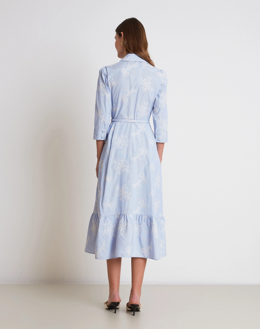 A Chemise Philo é confeccionada em algodão bordado, um tecido leve, respirável e de toque macio, que une conforto e elegância. <br/>