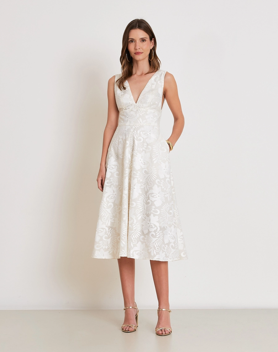 O Vestido Midi Arabela é confeccionado em algodão bordado, um tecido que se destaca pela riqueza de detalhes, textura elegante e toque macio. <br/>