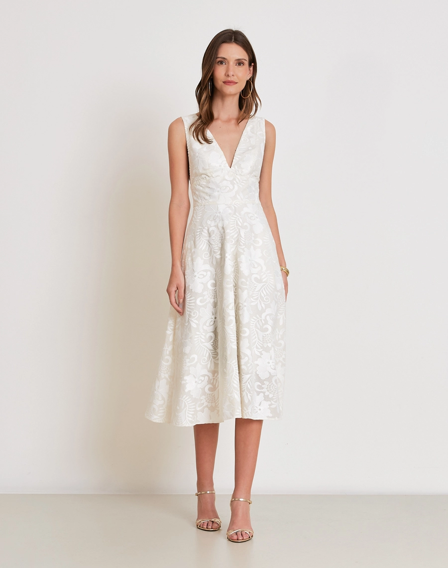 O Vestido Midi Arabela é confeccionado em algodão bordado, um tecido que se destaca pela riqueza de detalhes, textura elegante e toque macio. <br/>