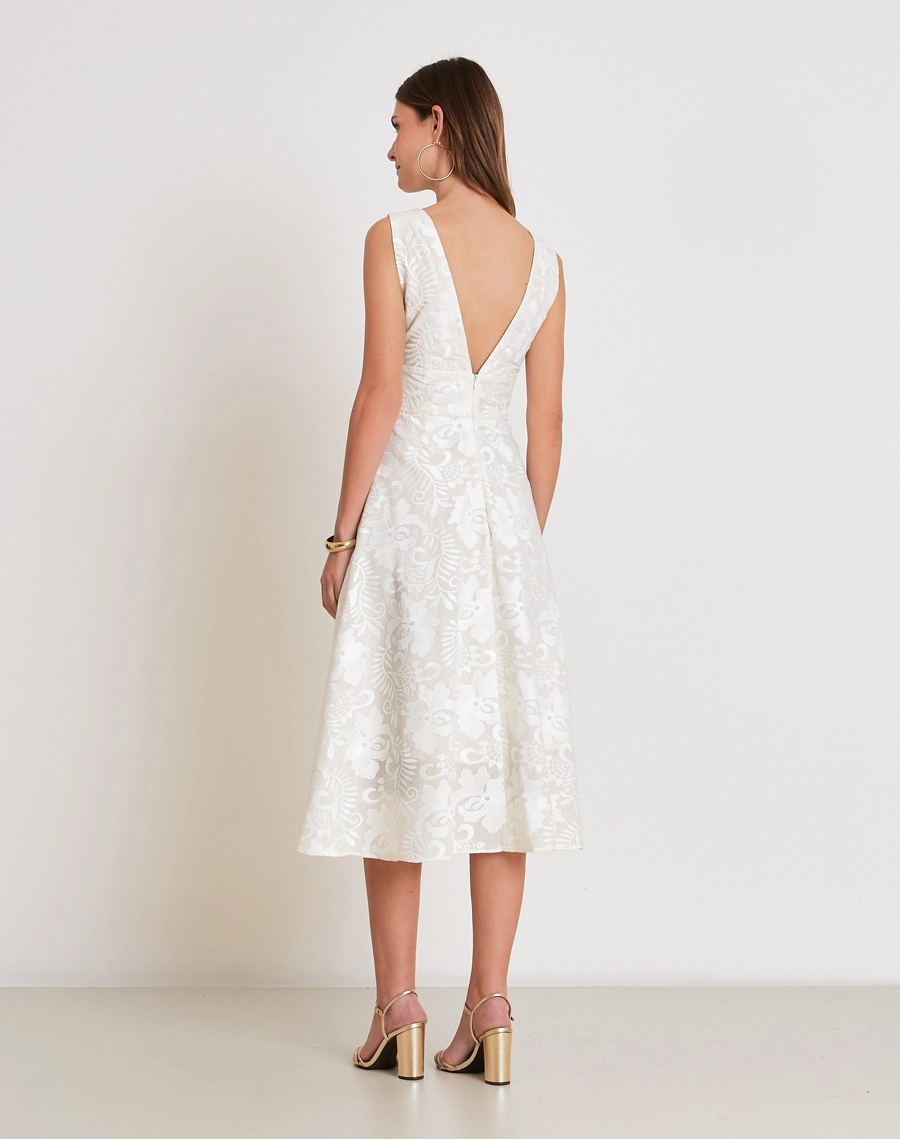 O Vestido Midi Arabela é confeccionado em algodão bordado, um tecido que se destaca pela riqueza de detalhes, textura elegante e toque macio. <br/>