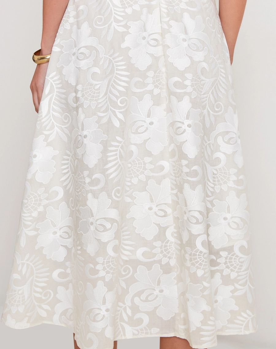 O Vestido Midi Arabela é confeccionado em algodão bordado, um tecido que se destaca pela riqueza de detalhes, textura elegante e toque macio. <br/>