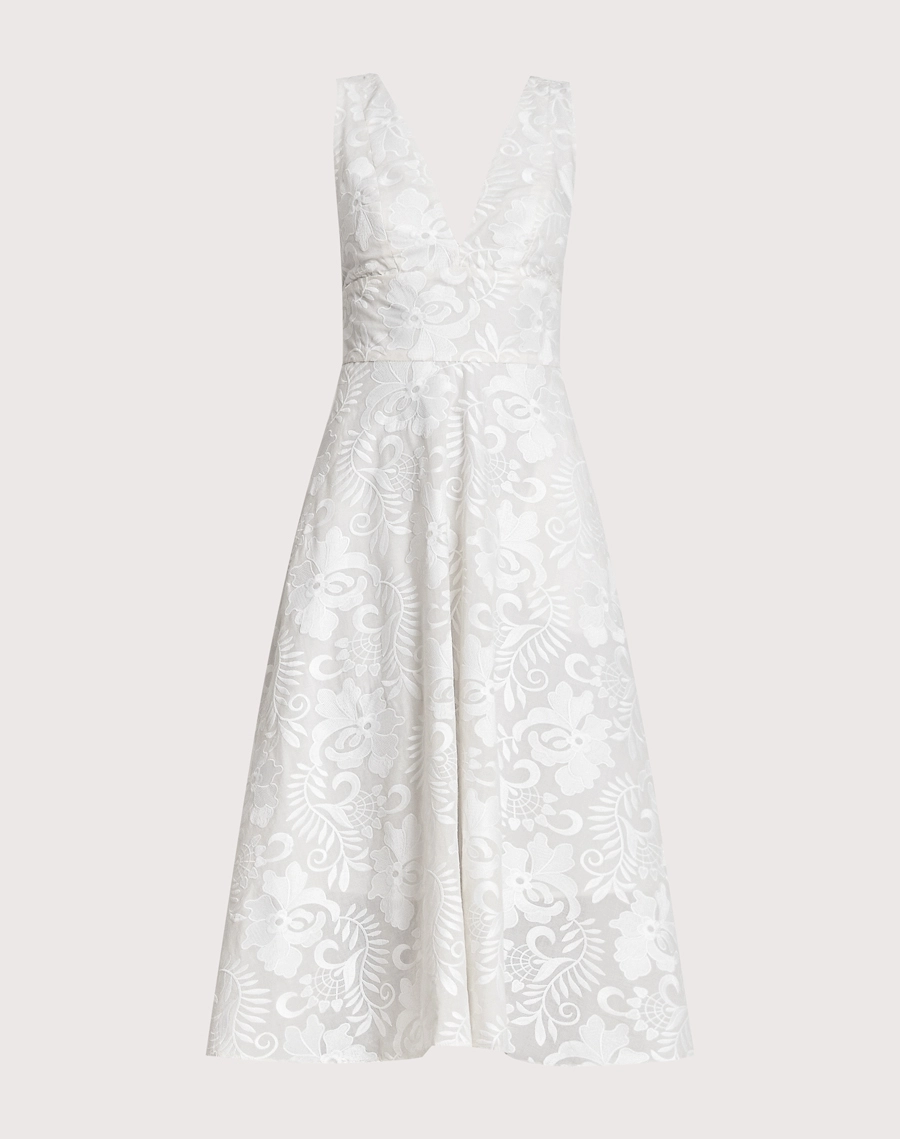 O Vestido Midi Arabela é confeccionado em algodão bordado, um tecido que se destaca pela riqueza de detalhes, textura elegante e toque macio. <br/>