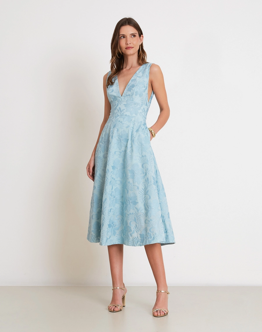 O Vestido Midi Arabela é confeccionado em algodão bordado, um tecido que se destaca pela riqueza de detalhes, textura elegante e toque macio. <br/>