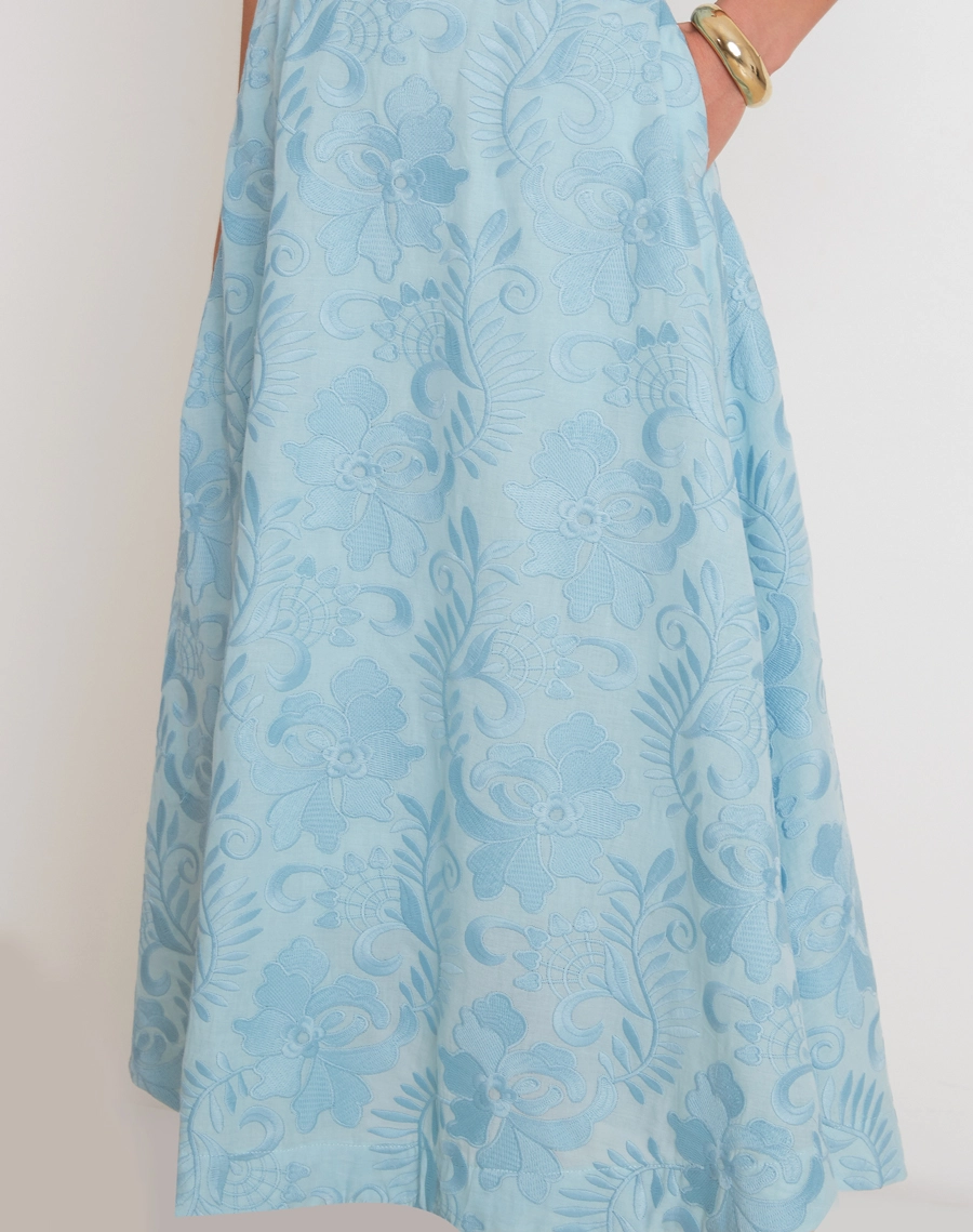 O Vestido Midi Arabela é confeccionado em algodão bordado, um tecido que se destaca pela riqueza de detalhes, textura elegante e toque macio. <br/>