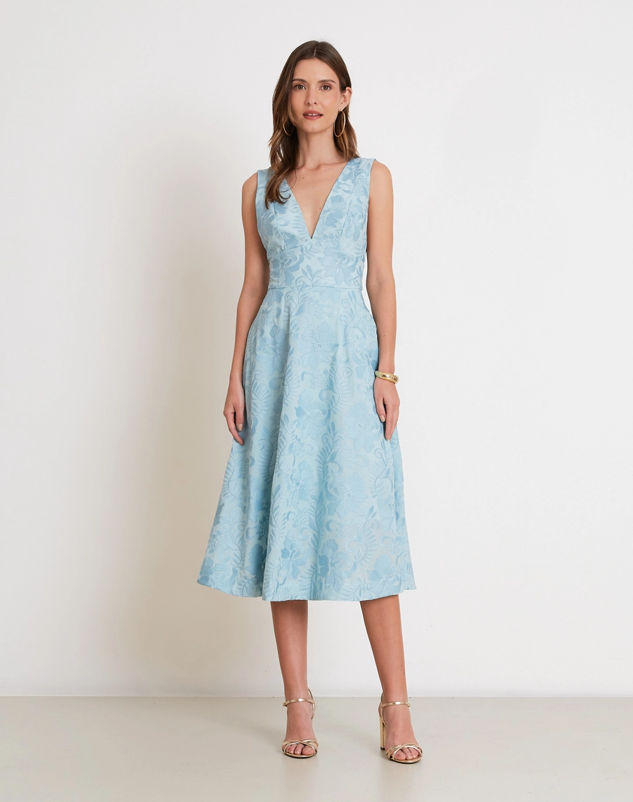 O Vestido Midi Arabela é confeccionado em algodão bordado, um tecido que se destaca pela riqueza de detalhes, textura elegante e toque macio. <br/>