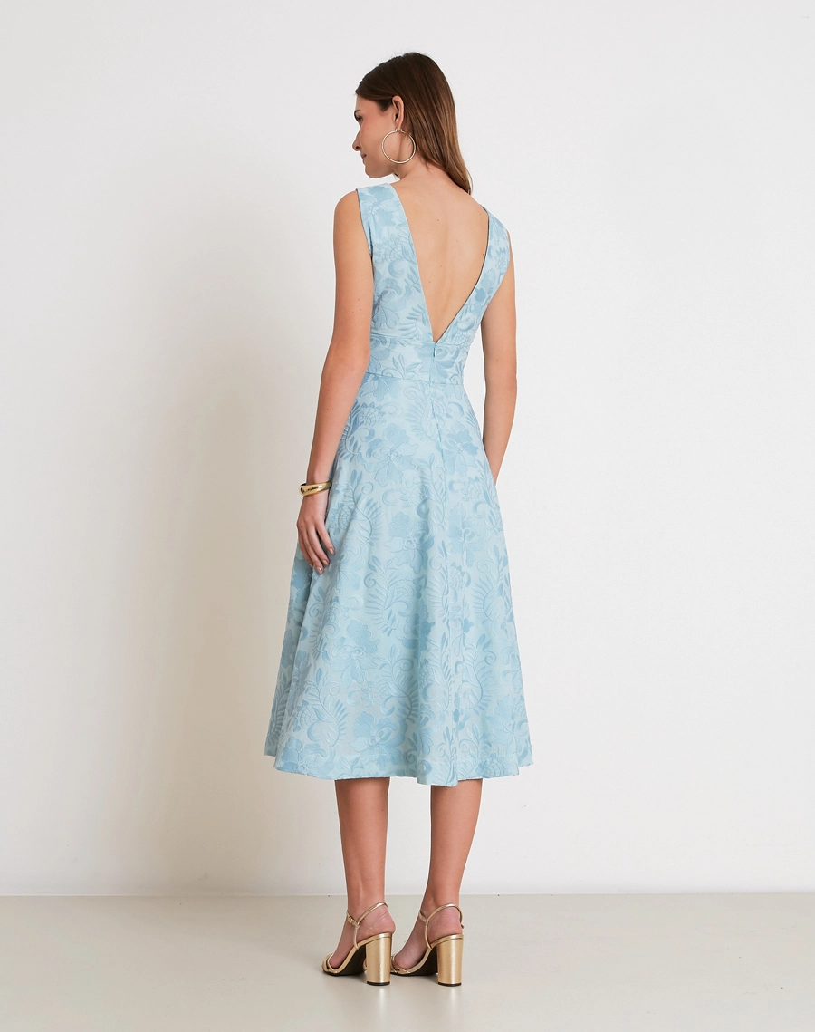O Vestido Midi Arabela é confeccionado em algodão bordado, um tecido que se destaca pela riqueza de detalhes, textura elegante e toque macio. <br/>