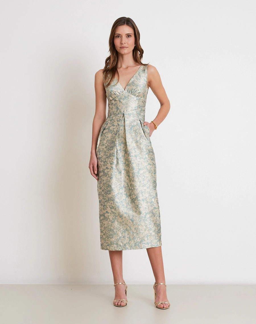 O Vestido Midi Morgana é confeccionado em Jacquard com textura rica e acabamento elegante, apresenta desenhos sutis em relevo que criam profundidade e sofisticação.