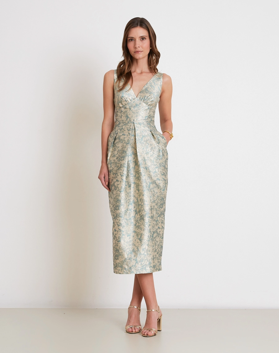 O Vestido Midi Morgana é confeccionado em Jacquard com textura rica e acabamento elegante, apresenta desenhos sutis em relevo que criam profundidade e sofisticação.