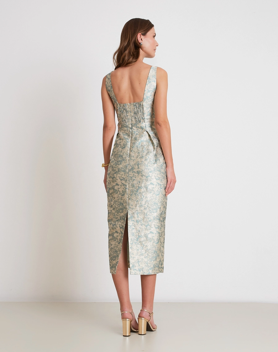 O Vestido Midi Morgana é confeccionado em Jacquard com textura rica e acabamento elegante, apresenta desenhos sutis em relevo que criam profundidade e sofisticação.