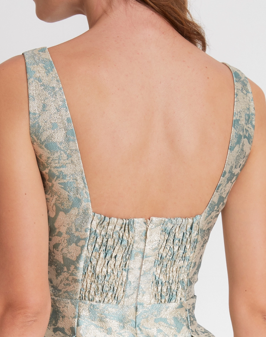 O Vestido Midi Morgana é confeccionado em Jacquard com textura rica e acabamento elegante, apresenta desenhos sutis em relevo que criam profundidade e sofisticação.