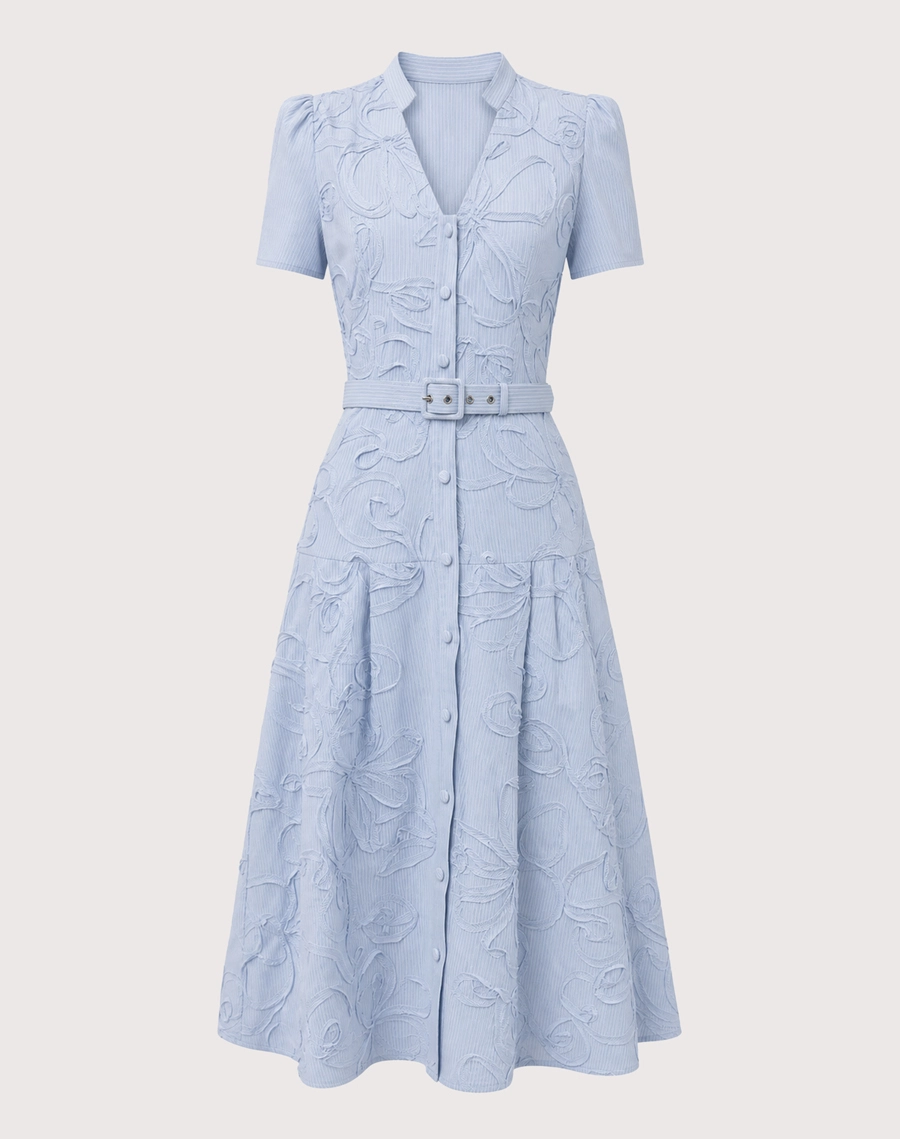 A Chemise Almare é confeccionada em tricoline listrado, o tecido de toque macio, leveza e excelente respirabilidade.