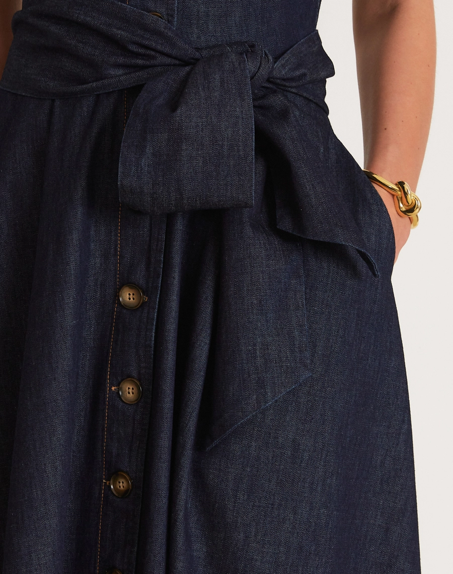 A Chemise Dalva é confeccionado em jeans, tecido de estrutura e aparência sofisticada.